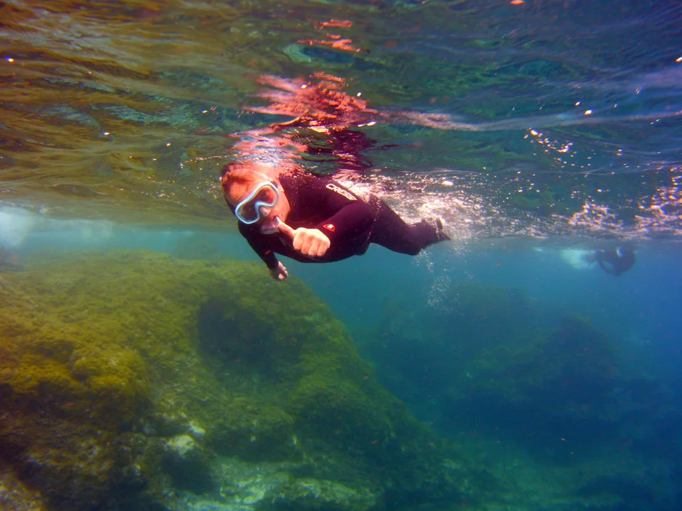 Snorkel en bahías volcánicas
