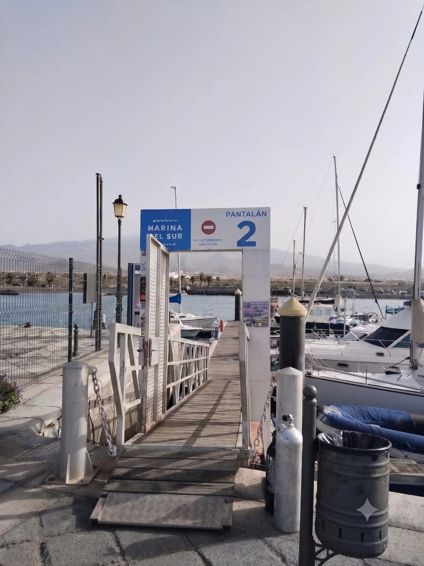 Acceso al pantalán 2 de un puerto deportivo