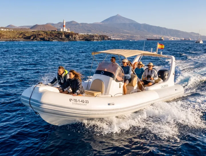 Embarcación navegando con pasajeros a bordo