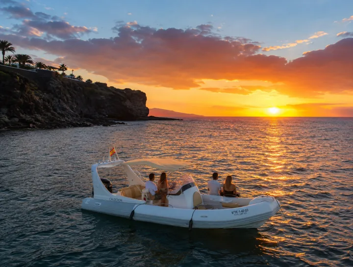 Embarcación junto a la costa al atardecer