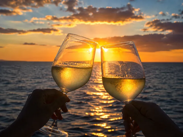 Dos copas frente al mar al atardecer