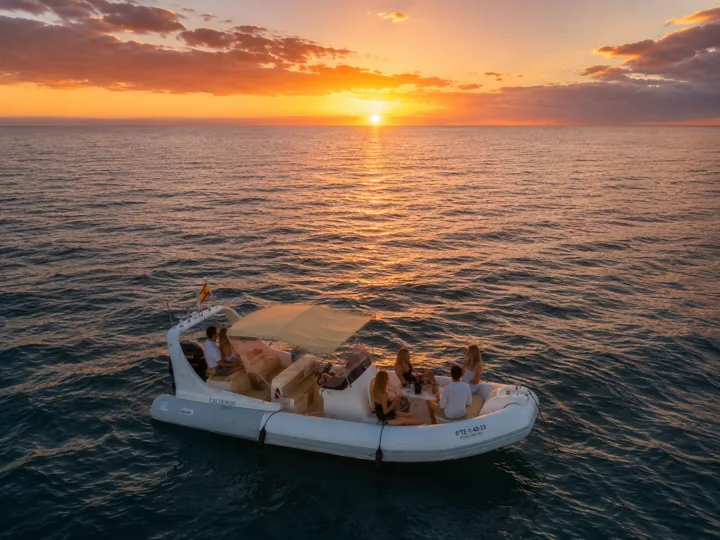 Embarcación navegando al atardecer
